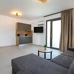 Vlashi 3* يميناريا